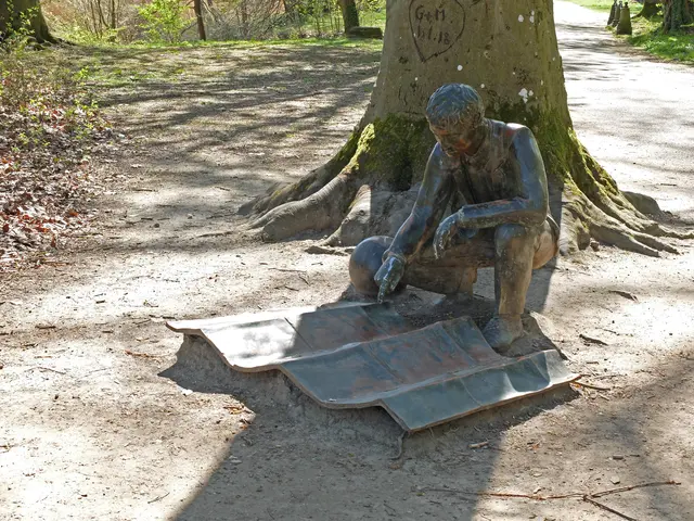 In der Parkanlage sind neun Objekte verschiedener Künstler zu betrachten, wie unter anderem dieses Werk von Giulio Paolini. Ein am Boden kniender Mann, der auf eine Karte zeigt, auf der sich der Parc de Pourtalès befindet. | Foto: Alfred Schramm