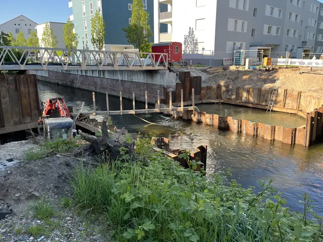 Der Neubau der Brücke über den Mühlbach wird voraussichtlich vier Wochen später als geplant abgeschlossen werden.  | Foto: gro