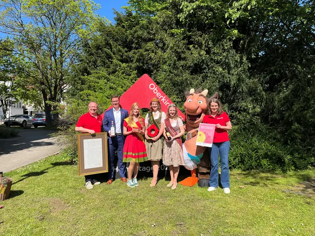 Fachbereichsleiter Mathias Benz (v. l.), OB Gregor Bühler, Erdbeerkönigin Martha Spraul, Waldkönigin Franziska Waselikowski, Weinprinzessin Tina Müller, Maskottchen Simpli und Gabriele Schindler freuen sich auf die Festtage.  | Foto: mak