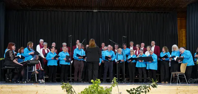 Gesamtchor Gengenbach-Schwaibach und Biberach zusammen. Dirigentin Sonja Große. Am Klavier begleitet Michaela Große
