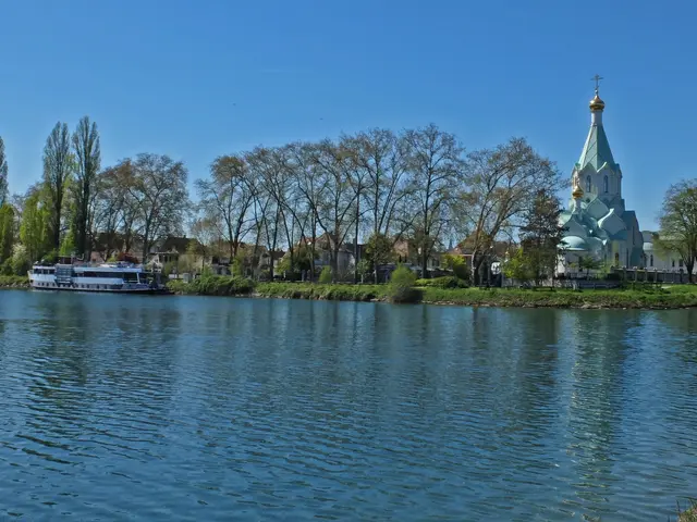 Die Église orthodoxe de Tous les Saints vom anderen Ufer der I’ll aus gesehen. | Foto: Alfred Schramm