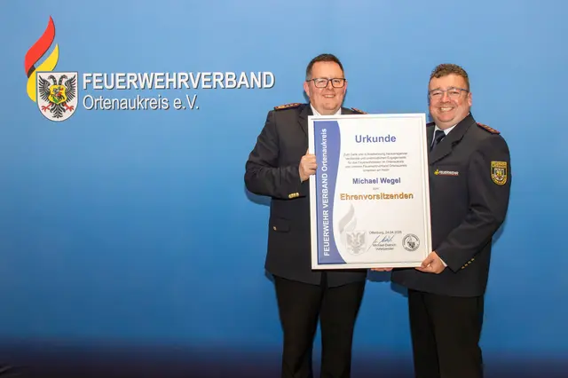 Michael Wegel (l.), wurde zum Ehrenvorsitzenden ernannt. Neben ihm Michael Dietrich | Foto: Feuerwehrverband Ortenaukreis e.V.
