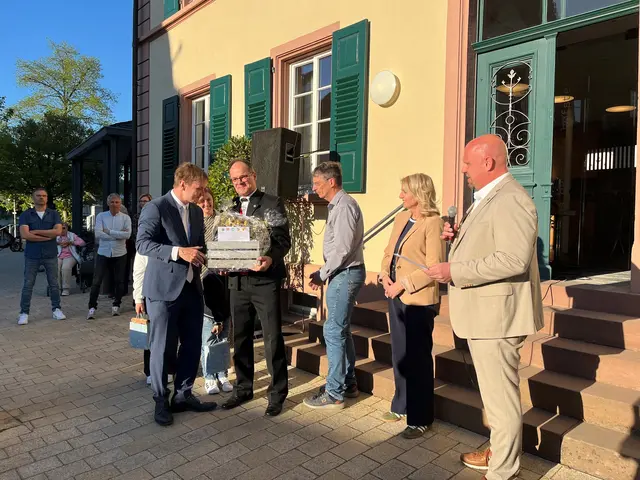 Im Namen der Verwaltungsgemeinschaft gratulierten ihrem Amtskollegen der Haslacher Bürgermeister Armin Hansmann (von rechts), die Mühlenbacher Bürgermeisterin Helga Wössner, Thomas Schneider, Rathauschef in Fischerbach, und Benedikt Eisele, Bürgermeister von Steinach (links) | Foto: ag