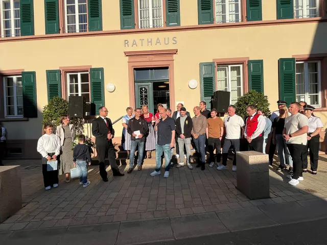 Natürlich gratulierten auch die Vereine der Gemeindeoberhaupt zur so erfolgreichen Wiederwahl. | Foto: ag