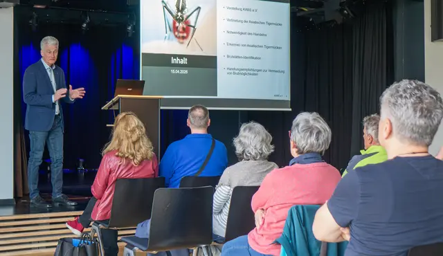 Was tun, wenn im heimischen Garten Asiatische Tigermücken umhersurren? Darüber informierte der KABS-Biologe Artur Jöst (links) im Kulturhaus. | Foto: Stadt Kehl/Norman Mummert