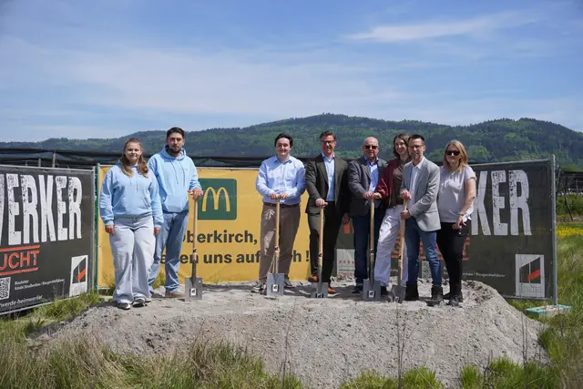 Freude über den bevorstehenden Baubeginn (v.l.n.r.): Luana Langert, Muarem Krasnic und Tiziano Grillo vom Oberkircher Jugendgemeinderat, Oberbürgermeister Gregor Bühler, Ulrich Freiherr von Schauenburg, Nele von Schauenburg, Franchise-Nehmer Nikolaus Sauer und Ehefrau Nadine Sauer  | Foto: Stadt Oberkirch