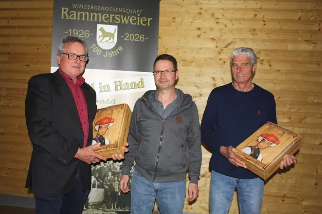 Ein bewegender Moment: Nach 27 Jahren als Vorstandsvorsitzender gibt Meinrad Hurst (l.) sein Amt ab. Thomas Wenkert, bislang Vize, übernimmt. Bernhard Näger scheidet auf eigenen Wunsch aus dem Aufsichsrat aus. | Foto: Gisela Fischer/Winzergenossenschaft Rammersweier