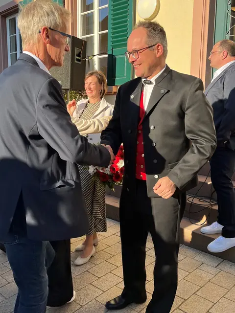 Henry Heller war von 1994 bis Sommer 2018 Bürgermeister von Hofstetten. Dann löste ihn Martin Aßmuth ab. Auf der Alt-Bürgermeister war unter den Gratulanten. | Foto: ag