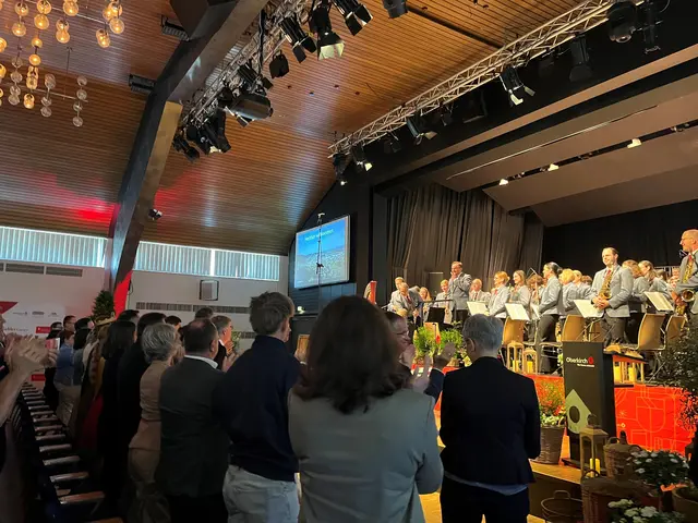 Stehende Ovationen für die Stadtkapelle  | Foto: ag