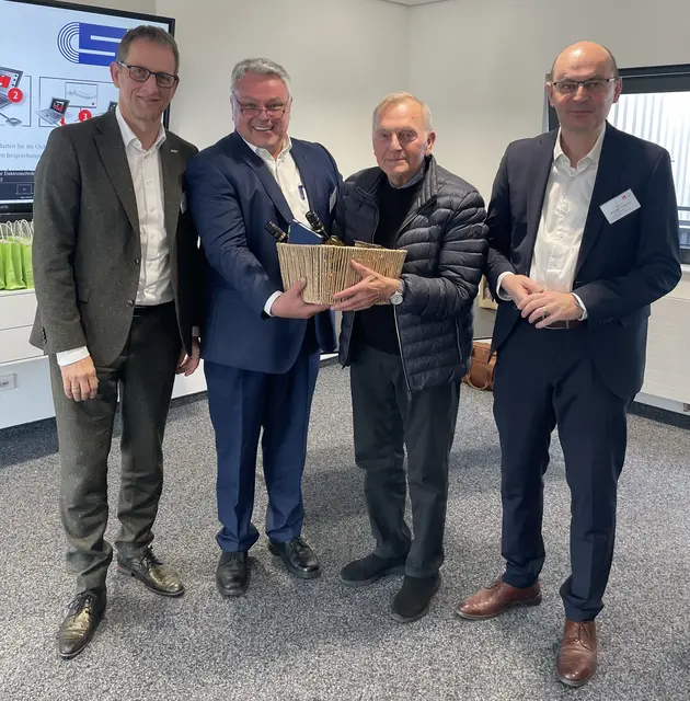 Rektor Prof. Dr. Stephan Trahasch (rechts) sowie (von links) der aktuelle Kuratoriumsvorsitzende Werner Mäurer und Kuratoriumsgeschäftsführer Prof. Dr. Alfred Isele überreichten Hans Georg Nußbaum zum Abschied aus dem Gremium ein kleines Präsent.  | Foto: Hochschule Offenburg/Wißmann-Stadler