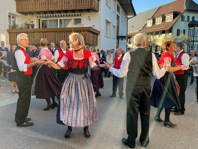 Die Musikkapelle Hofstetten sowie die Trachten- und Volkstanzgruppe waren mit Beiträgen vor Ort. | Foto: ag