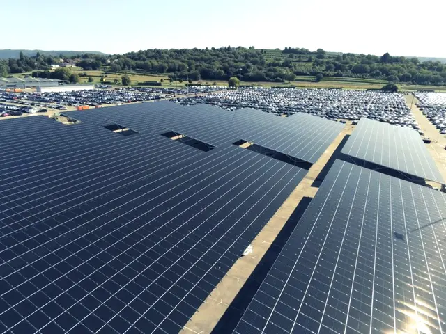 Die Photovoltaik-Parkplatzüberdachung am MOSOLF-Standort Kippenheim steht exemplarisch für die Doppelnutzung bestehender Flächen: Während auf der Parkfläche Strom aus Erneuerbaren Energien erzeugt wird, schützt die Überdachung Fahrzeuge vor Witterungseinflüssen und verbessert zugleich die Arbeitsbedingungen im operativen Logistikbetrieb. | Foto: MOSOLF-Gruppe