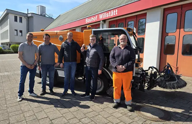 Schlüsselübergabe: Bauamtsleiter Mohamed Zouitine (v. l.), Bauhof-Leiter Marco Huber, Markus Kranz, Firma Spinner, Bürgermeister Tobias Polley und Bauhof-Mitarbeiter Günther Körner | Foto: Gemeinde Willstätt