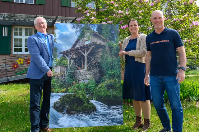 Bürgermeister Hans-Jürgen Decker (v. l.), Tourismusleiterin Melanie Steinlein und Nicolai Stotz | Foto: Silvia Huber