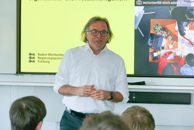 Carsten Gabbert diskutiert mit Studierenden zentrale Thesen zur Modernisierung der Verwaltung.  | Foto: Hochschule Kehl