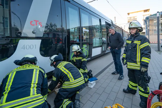 Auch wenn es fast unmöglich ist, unter einen der neuen Tramzüge zu kommen, übt die Kehler Feuerwehr das Anheben. | Foto: Stadt Kehl