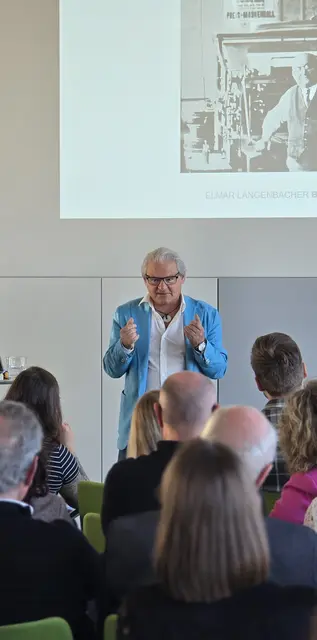 Marketing vor Ort mit Biograf Elmar Langenbacher: Der Marketing Club Ortenau-Offenburg taucht auf dem Burda Media Tower in die Geschichte der Familie Burda ein – von Historie und Marketing bis hin zu persönlichen Anekdoten. | Foto:  Marketing Club Ortenau-Offenburg 