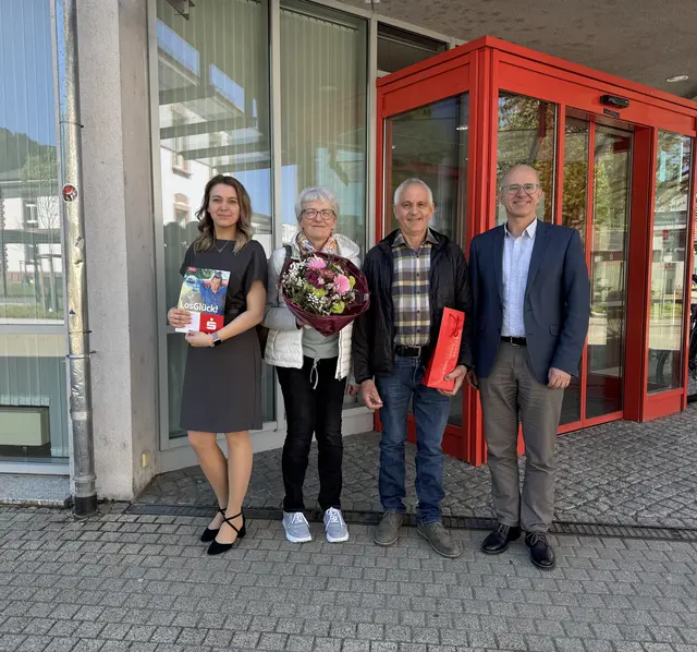 Kundenberaterin Alisa Vogt (l.) und Marktdirektor Jürgen Schmider (r.) gratulieren den Eheleuten Daniela und Hermann Wangler zu ihrem Gewinn. | Foto: Sparkasse Kinzigtal