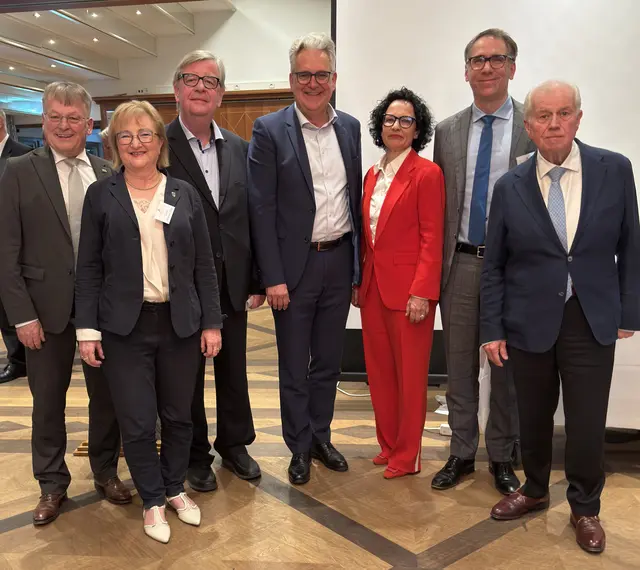 Politische Vielfalt beim Dollenberg-Dialog mit Abgeordneter Ulli (v. l.) Hockenberger, Abgeordnete Sabine Hartmann-Müller, Willi Stächele, den Referenten Dr. Dietrich Birk, Prof. Dr. Bärbel G. Renner und Dr. Kai Sicks sowie als Gastgeber Meinrad Schmiederer | Foto: Wahlkreisbüro Willi Stächele