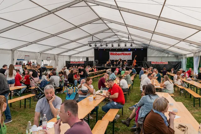 Gute Stimmung im Festzelt: Live-Musik und Tanzvorführungen begeisterten die Besucher. | Foto: WeberHaus