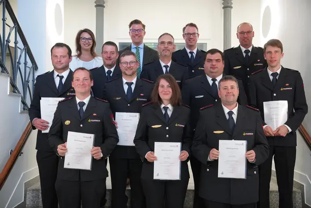 Obere Reihe (v.l.n.r.): Fachbereichsleiterin Clarissa Isele, Oberbürgermeister Gregor Bühler, Feuerwehrkommandant Sven Buser und der erster stellvertretende Feuerwehrkommandant Bernhard Huber; mittlere Reihe (v.l.n.r.): zweiter stellvertretende Feuerwehrkommandant Andreas Braun (Butschbach-Hesselbach), Kai Plehn (Zusenhofen), Christoph Harter (Zusenhofen), Tobias Müller (Zusenhofen), Patrick Bähr (Ringelbach), Nikolai Ebert (Ringelbach); untere Reihe (v.l.n.r.): Manfred Kohler (Butschbach-Hesselbach), Simone Walter (Bottenau), Marco Huber (Bottenau) 
 | Foto: Denise Burkart/Stadt Oberkirch 