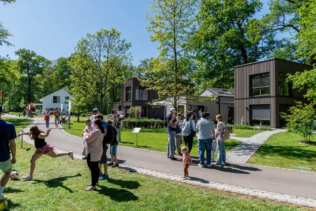 In entspannter Atmosphäre informierten sich zahlreiche Gäste über aktuelle Trends rund um den Hausbau und ließen sich inspirieren. | Foto: WeberHaus