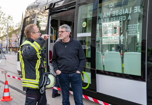 Oberbürgermeister Wolfram Britz stattet der Feuerwehrübung einen Besuch ab.  | Foto: Stadt Kehl