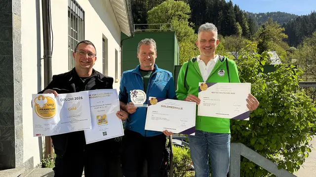 Bierbrauer Uwe Weisser (von links), Dipl.-Braumeister Klaus Vogt und Geschäftsführer Philipp Ketteer freuen sich über die jüngsten Auszeichnungen für Ketterer Bier.

 | Foto: Brauerei Ketterer