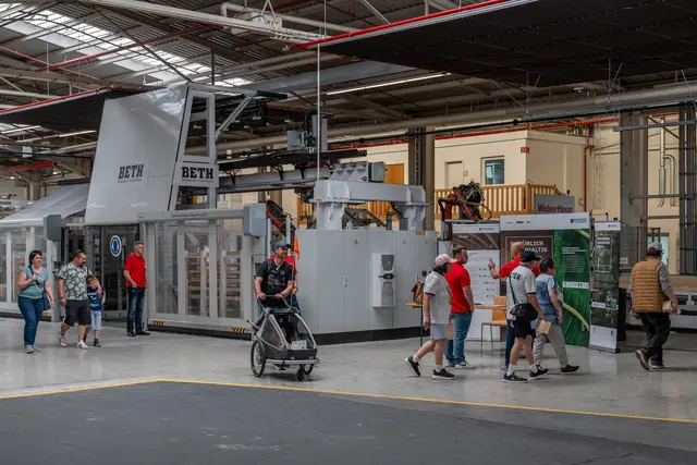 Blick hinter die Kulissen: Bei den Werksführungen erhielten Besucher
spannende Einblicke in die moderne Hausproduktion.
 | Foto: WeberHaus