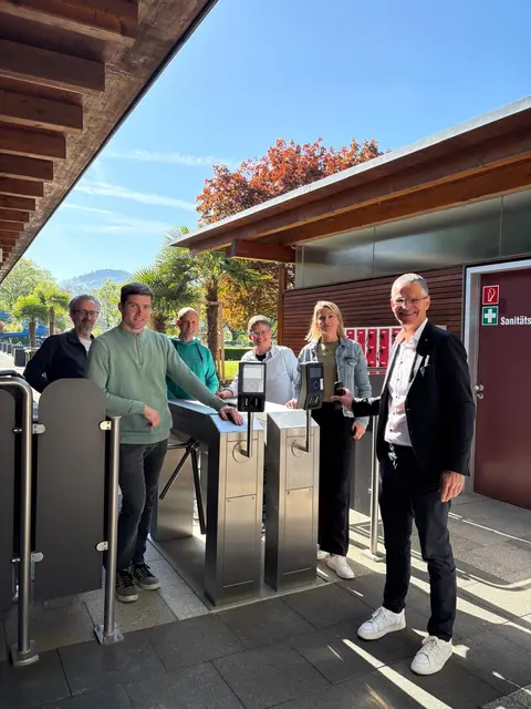 Digitaler Zugang: Mit dem neuen System können Online-Tickets einfach am Terminal gescannt werden. Gemeinsam haben sie die Neuerung realisiert (v. l.): Tobias Welle (EDV Stadt Oberkirch), Tim Huber (Freibad), Manuel Vetter (Freibad), Sandra Huber (Bürgerbüro) und Bürgermeister Christoph Lipps.  | Foto: Stadt Oberkirch 