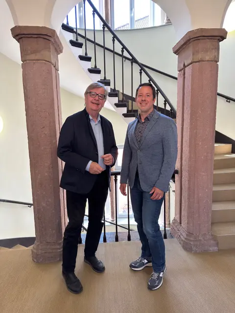 OB Manuel Tabor (r.) tauscht sich mit Willi Stächele über kommunalpolitische Themen aus.  | Foto: Stadt Achern
