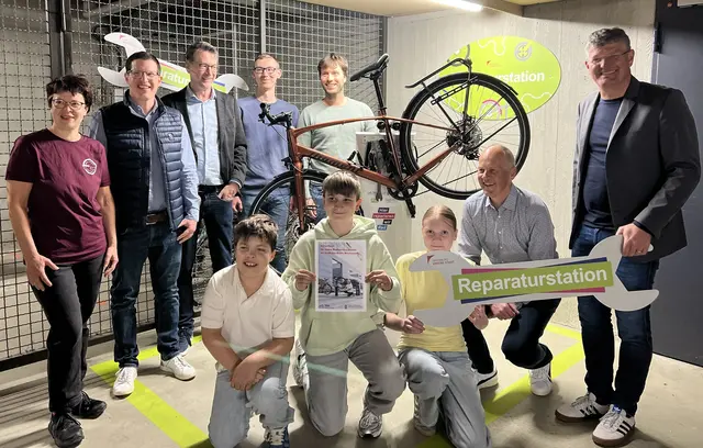Einweihung der Fahrradreperaturstation am Grimmelshausen-Gymnasium in Offenburg: Bürgermeister Oliver Martini (r.) übergab die Station offiziell.  | Foto: Grimmelshausen Gymnasium Offenburg