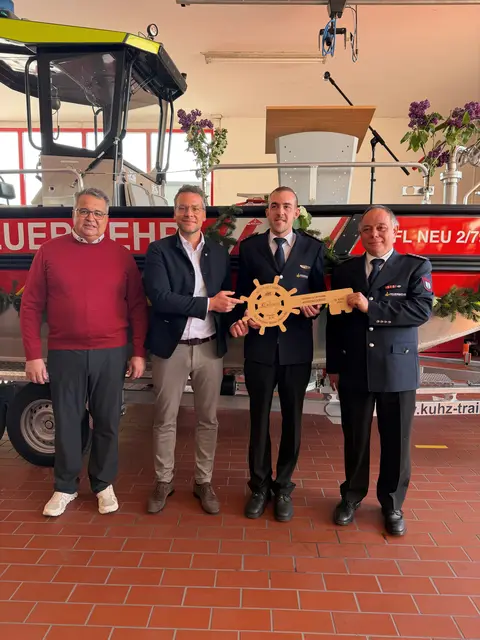 Ortsvorsteher Jochen Strosack (v. l.), Bürgermeister Tobias Uhrich, Abteilungsleiter Jan Hügel und Gesamtwehrkommandant Bernd Schwärzel bei der Übergabe des neuen Mehrzweckboots | Foto: Gemeinde Neuried