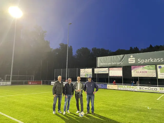 Auf dem erleuchteten Platz des SV Oberachern: Vereinsvorstand Klemens Merkle (v. l.), VAZ Leiter Nord Klaus Roth, Bereichsdirektor Markt Nord Christian Frühe und Jürgen Dreiß, Marketing SV Oberachern | Foto: Sparkasse Offenburg/Ortenau