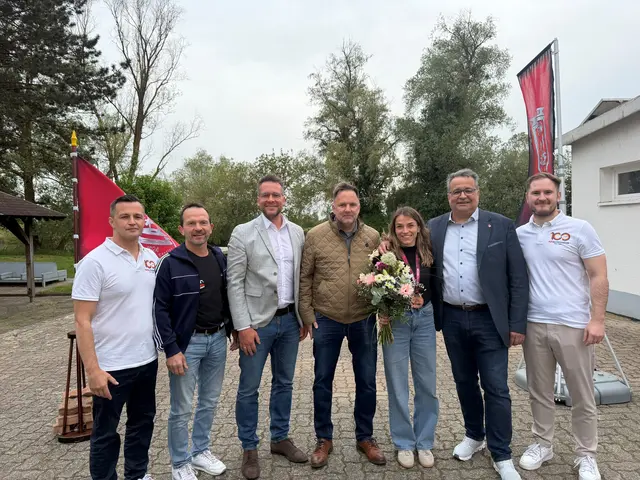 Annika Wendle (3. v. r.) wurde nach ihrem Erfolg bei den Europameisterschaften in Albanien in ihrer Heimargemeinde empfangen. | Foto: Gemeinde Neuried