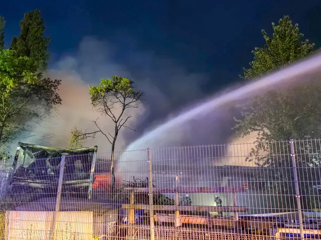 Am Montagabend brach ein Brand in einer Holzbaufirma in Achern aus.  | Foto: Esther Busch/EinsatzReport24