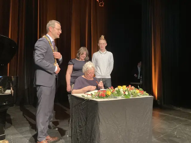 Eva Mendelsson beim Eintrag ins Goldene Buch der Stadt im historischen Salmensaal - damals wurde ihr das Bundesverdienstkreuz verliehen.  | Foto: gro