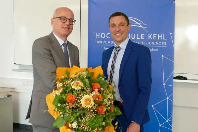 Willkommen an Bord – Hochschulratsvorsitzender Prof. Dr. Alexis von Komorowski heißt den  frischgewählten Kanzler Sebastian Dautzenberg (r.) an der Hochschule Kehl willkommen.  | Foto: Hochschule Kehl
