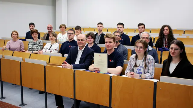 Rektor Prof. Dr. Stephan Trahasch (vorn links) zusammen mit den ukrainischen Gästen und Hochschulmitarbeitenden nach der Zertifikatsübergabe | Foto: Hochschule Offenburg