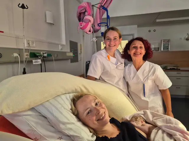 Ab 1. September sind in Achern auch Geburten in einem hebammengeleiteten Kreißsaal möglich: Chefärztin Nelly Chamarina (r.) und Hebamme Hanna Armbruster mit Mutter und Neugeborenem im Ortenau Klinikum Achern. | Foto: Ortenau Klinikum