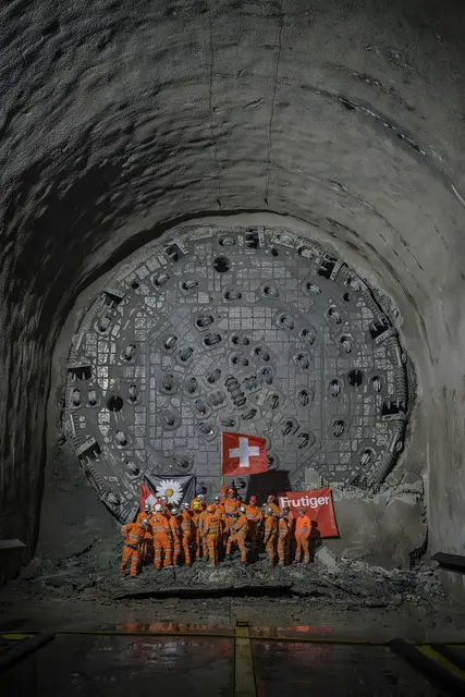 Nach rund 3,8 Kilometern Vortrieb durch teils knallharten, teils brüchigen Fels erreichten die Mineure beim Bau des Nordloses der zweiten Röhre des Gotthard-Straßentunnels mit einer Herrenknecht-Tunnelbohrmaschine ihr erstes Etappenziel. | Foto: Herrenknecht AG