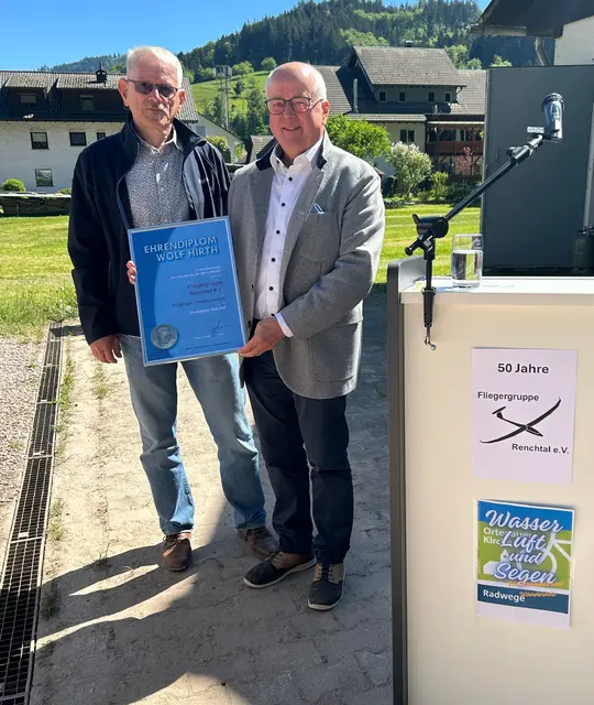 Horst Ehni vom Luftsportverband BW überreicht das Ehrendiplom Wolf Hirth