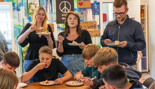 Im Jugendtreff Goldscheuer organisieren Isabella Leser (Mitte), Noah Lupp (rechts) und die Bundesfreiwilligendienstleistende Celine Beisiegel (links) regelmäßig Angebote für Kinder und Jugendliche – diesmal wird gebacken.

 | Foto: Stadt Kehl/Lardjah Naba