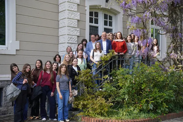 Besuch aus Mallorca im Rathaus Oberkirch: Schüler der Partnerschule aus Binissalem trafen gemeinsam mit den gastgebenden deutschen Schüler Bürgermeister Christoph Lipps im Rahmen ihres Schüleraustauschs.  | Foto: Denise Burkart/Stadt Oberkirch