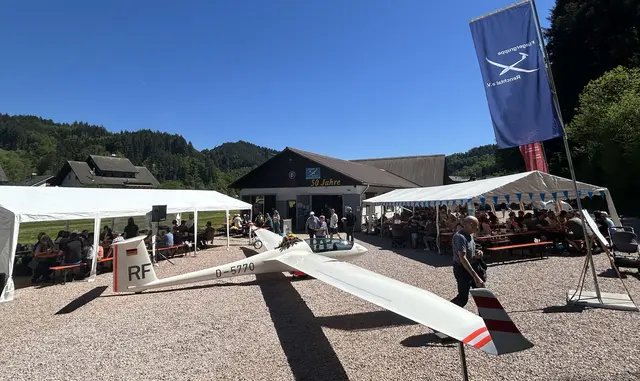 Festplatz mit Segelflugzeug DISCUS CS Karl Thoma