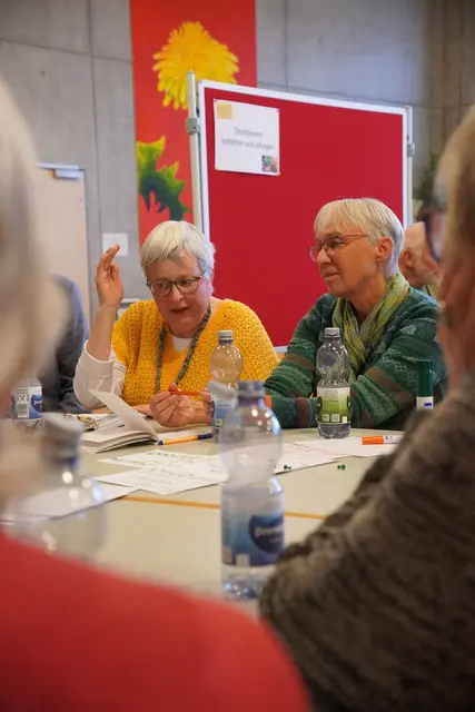 Rege Diskussionen und vielfältige Wortmeldungen bereichern den Austausch beim Oberkircher Bürgertisch.  | Foto: Denise Burkart/Stadt Oberkirch 