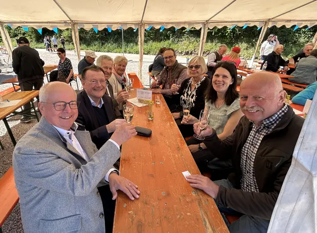 Ehrengäste und Redner in guter Festlaune