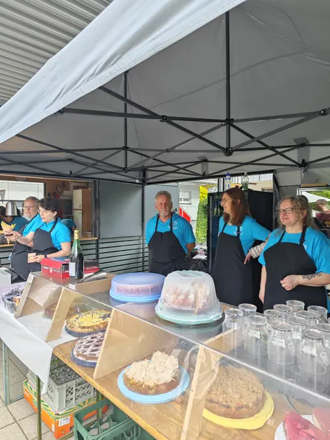 Chor für Alle bietet Wrap's, Kuchen und Pommes | Foto: © Sandra Amrbruster