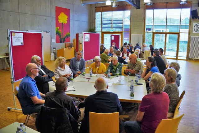 Über 30 Oberkircher debattierten an vier unterschiedlichen Thementischen über die „Blühende Heimat“ und erarbeiteten Ideen sowie Maßnahmenvorschläge.  | Foto: Denise Burkart/Stadt Oberkirch