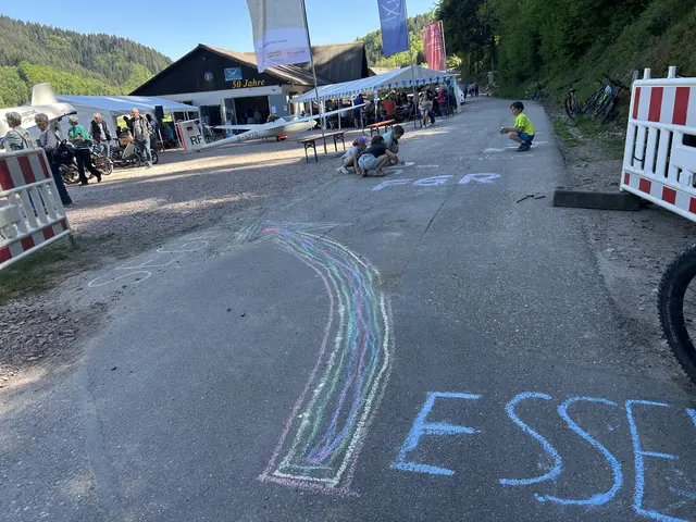 Kinder haben Spaß mit Straßenkreide